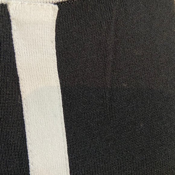 🖤Black and White Graphic Tank Top 🖤 - Picture 3 of 5